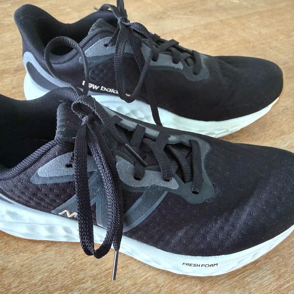 New Balance Women's Fresh Foam Arishi V4 Running Shoe Black Sz 8